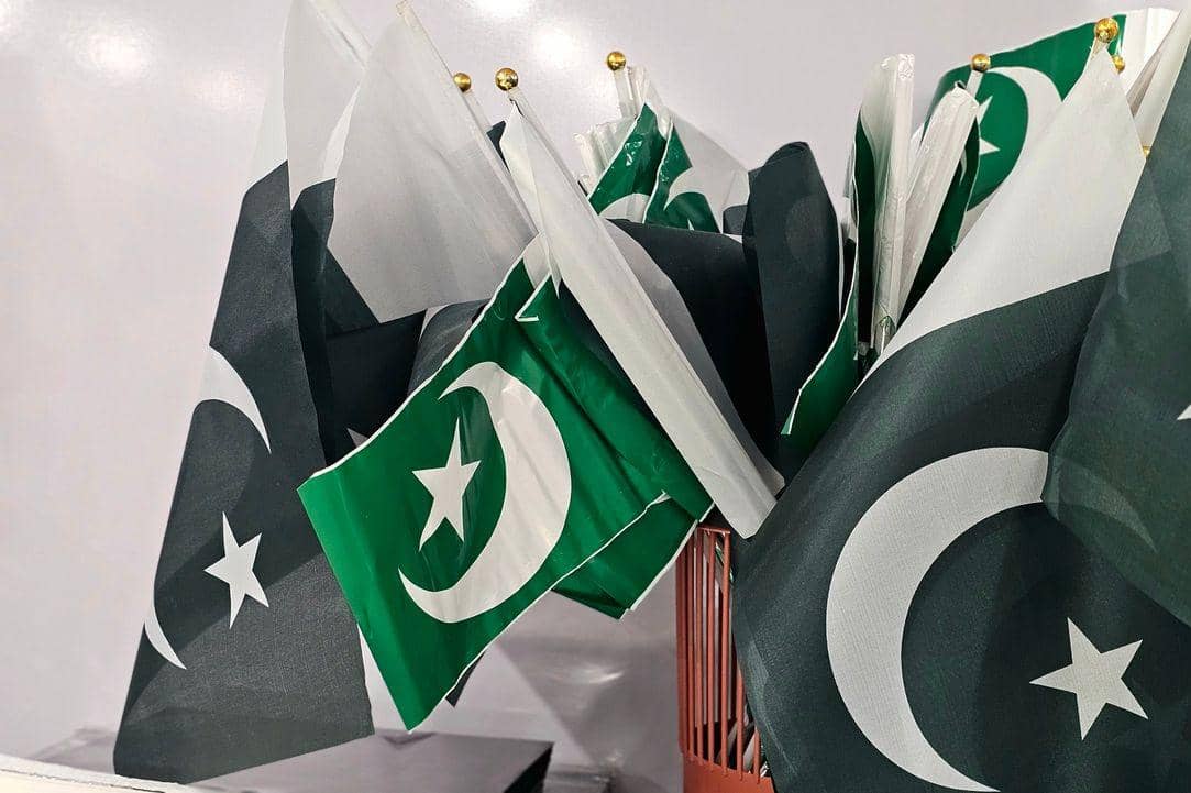 Bendera Pakistan sedang berkibar.