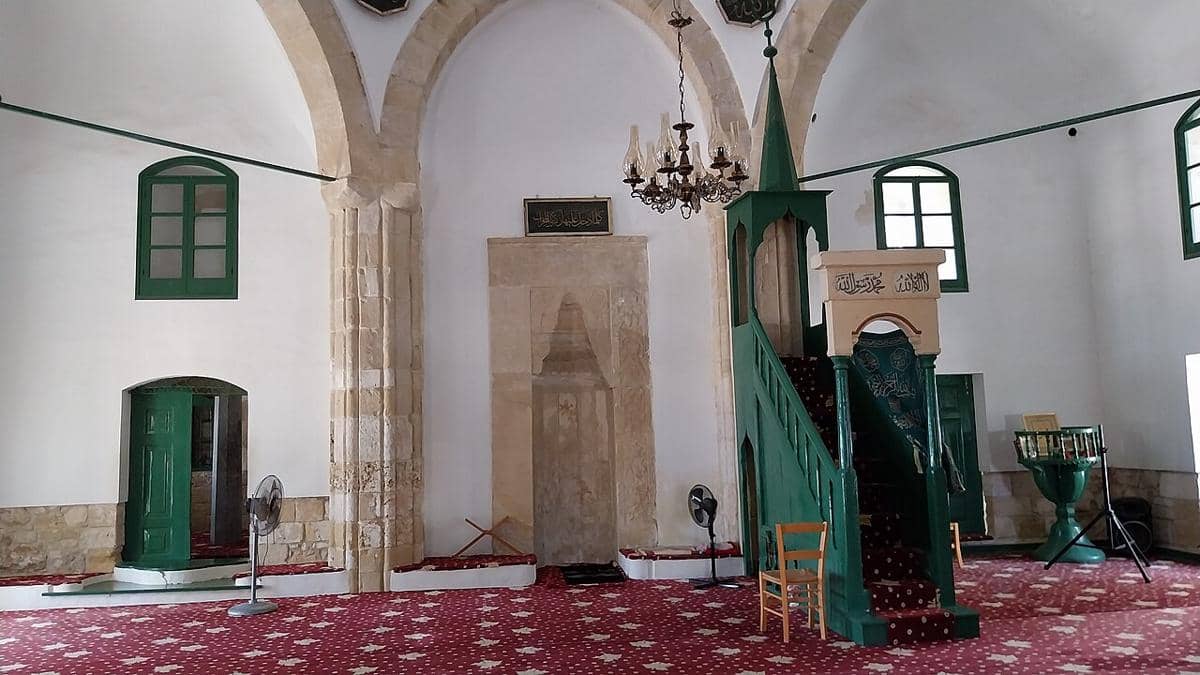 Mimbar masjid Hala Sultan Tekke.
