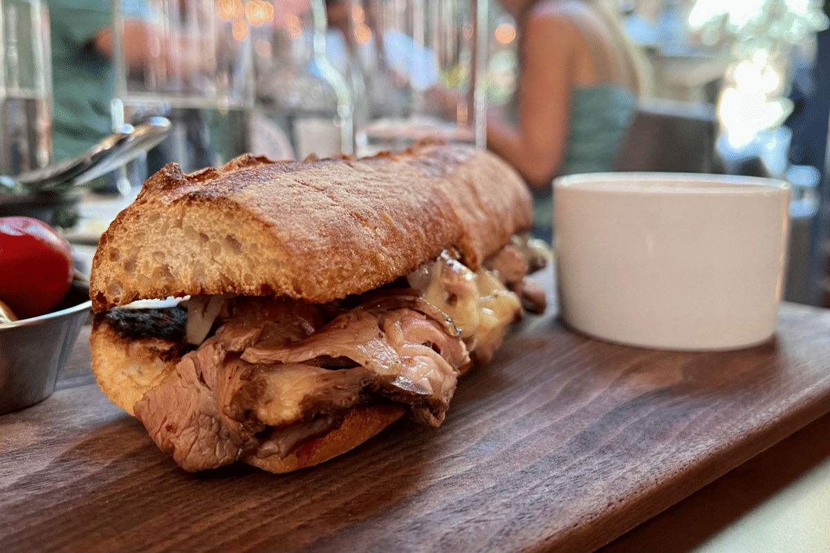 ilustrasi sajian french dip sandwich