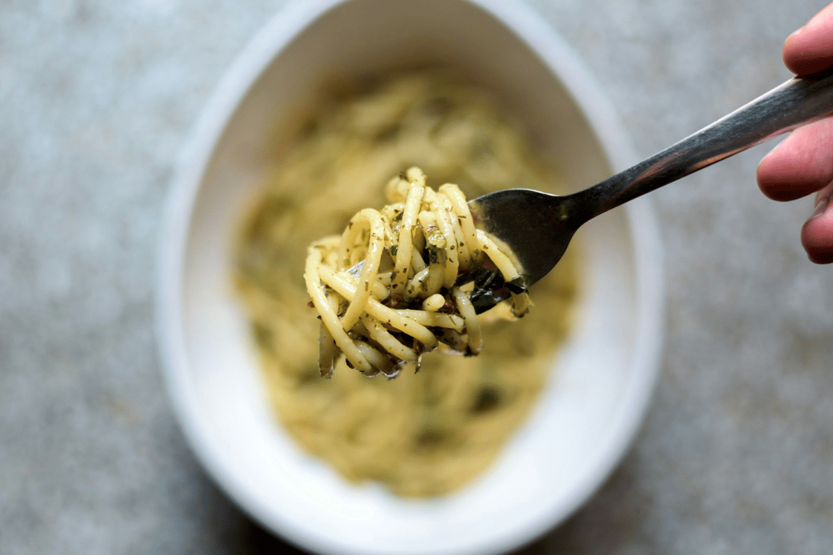 ilustrasi menyantap creamy chicken noodle soup