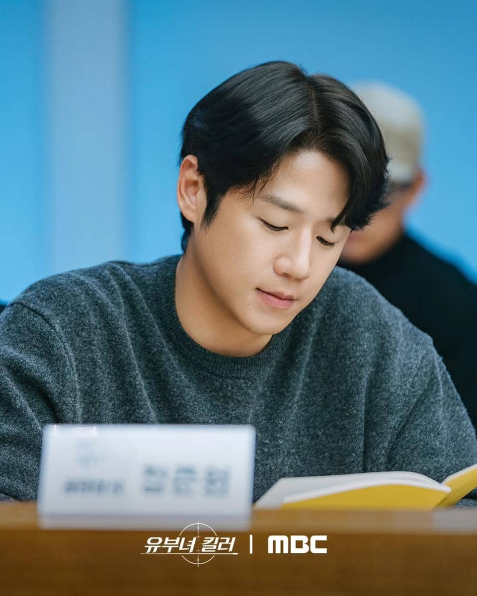 Seorang aktor membaca naskah drama Korea A Bona Fide Killer dalam sesi pembacaan naskah yang diselenggarakan oleh MBC.