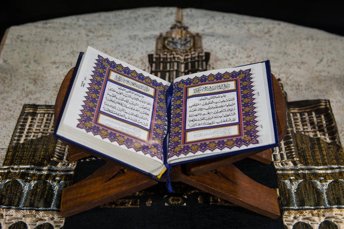 Alquran yang sedang terbuka halamannya