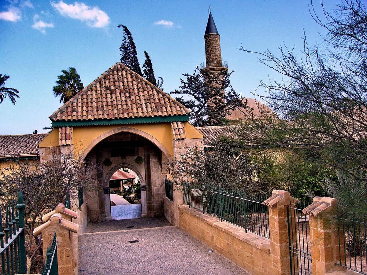 Pintu masuk ke masjid Hala Sultan Tekke.