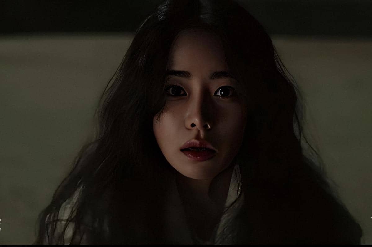 Seorang wanita berambut panjang menatap dengan ekspresi terkejut dalam adegan gelap dari drama The Killing Vote.