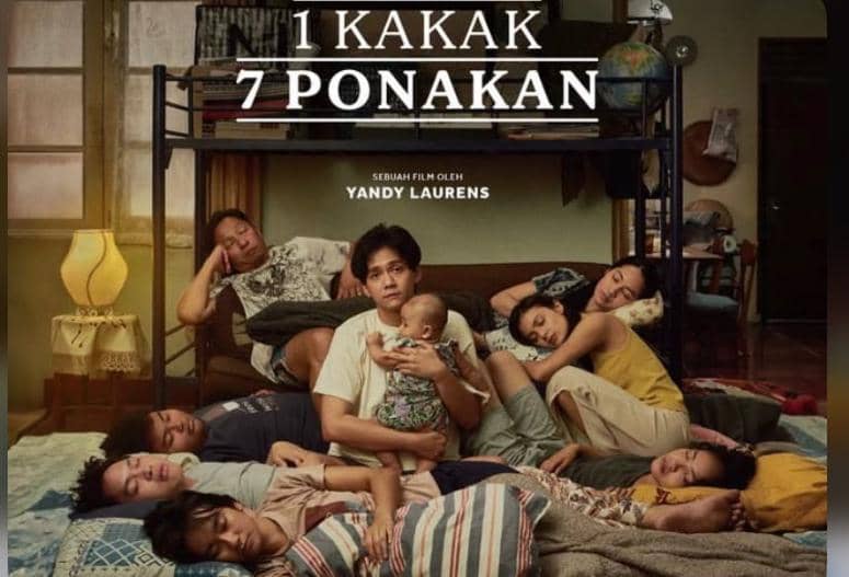Poster film 1 Kakak 7 Ponakan menampilkan seorang pria memegang bayi di tengah ruangan bersama tujuh anak yang tertidur di sekitarnya.