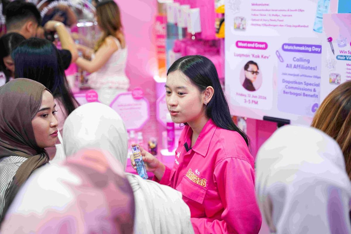 Interaksi SPG dan Pengunjung FYB memperkenalkan Ellips Hair Vitamin Ultra Light