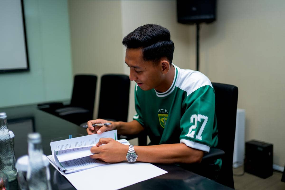 Mantan kiper PSM Makassar, Reza Arya Pratama, saat diperkenalkan sebagai rekrutan baru Persebaya Surabaya.