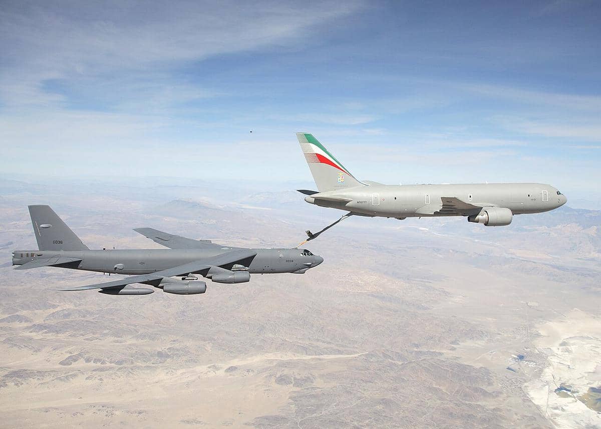 potret B-52H yang tengah melakukan pengisian bahan bakar di udara dari pesawat tanker AU Italia