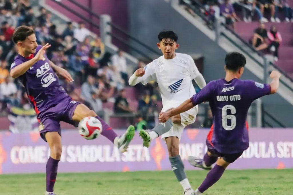 Penampilan bek Daffa Salman (tengah) bersama PSM Makassar pada musim 2025/2026.