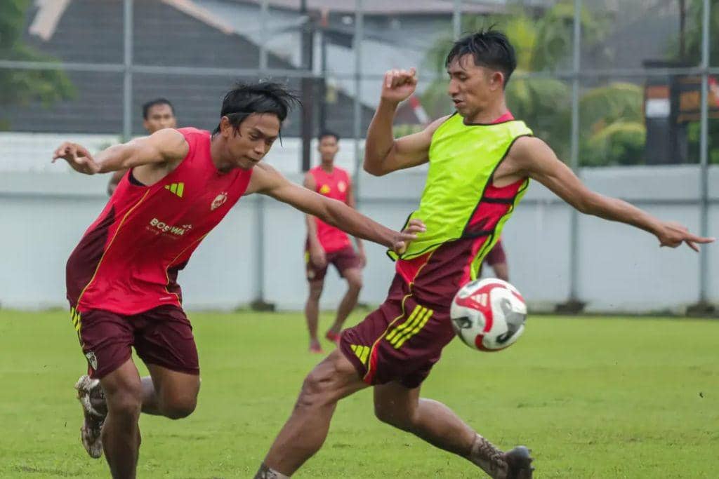 Daffa Salman (kanan) dalam sesi latihan rutin PSM Makassar di musim 2025/2026.