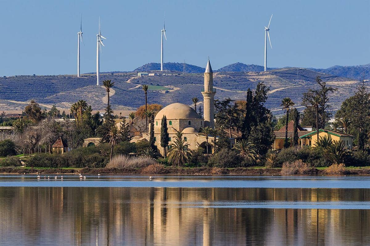 Masjid Hala Sultan Tekke yang terletak di tepi Danau Garam Larnaca di Siprus.