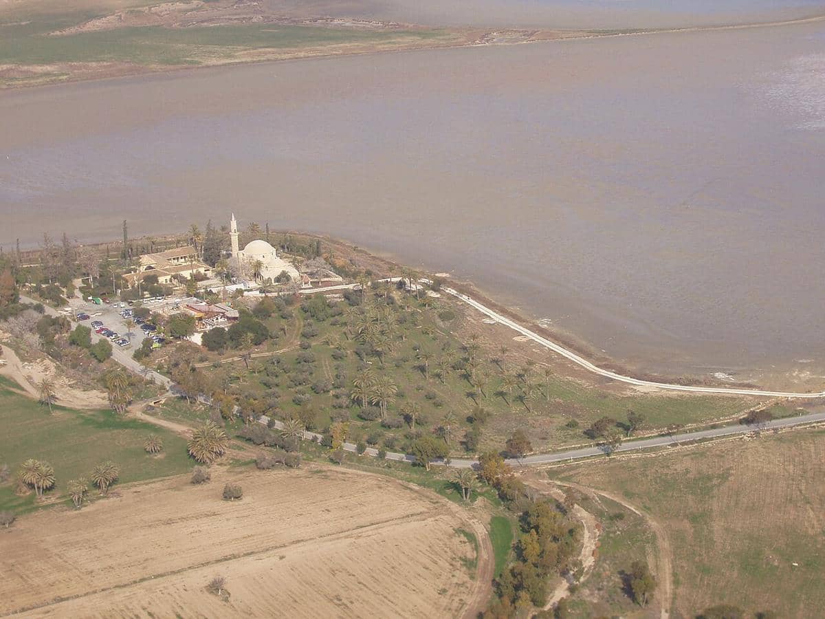 Kompleks masjid Hala Sultan Tekke yang terletak di tepi Danau Garam Larnaca di Siprus.