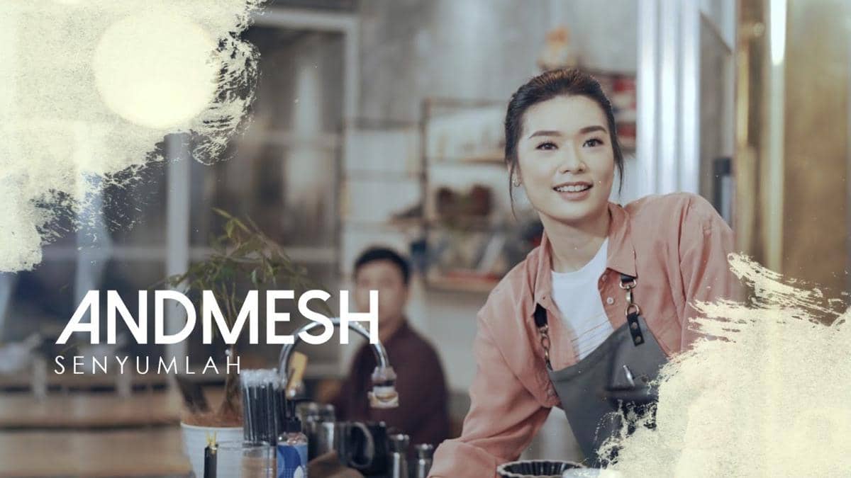cuplikan video klip "Senyumlah"