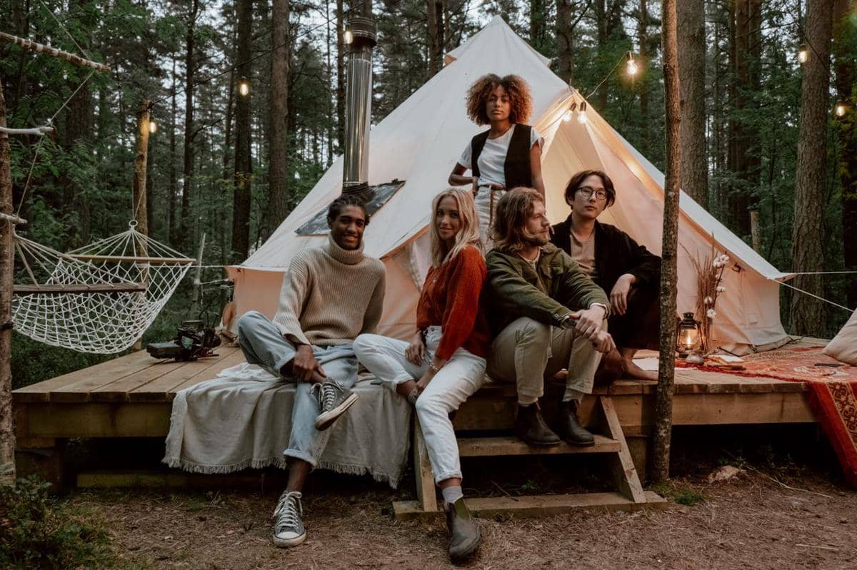 ilustrasi tamu yang menikmati glamping