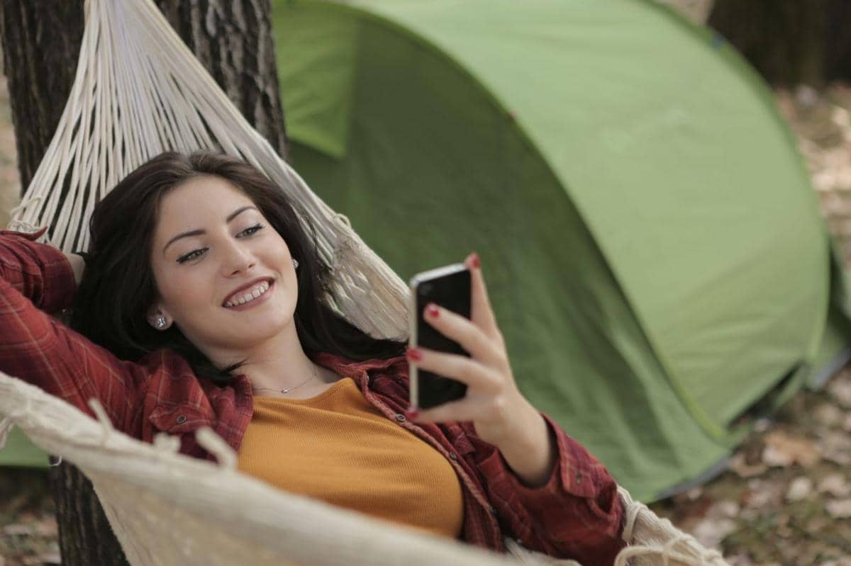 ilustrasi menggunakan akses internet saat glamping