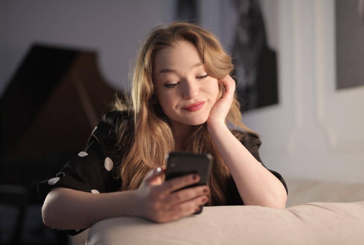 5 Tanda Menjalani Textlationship, Cuma Manis saat Chatting