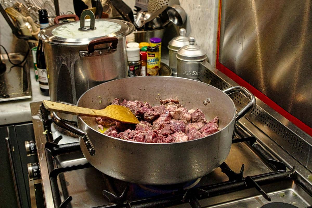 ilustrasi memasak daging