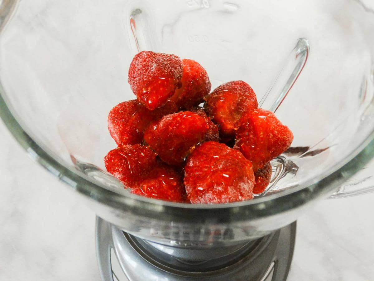 ilustrasi membuat strawberry milkshake