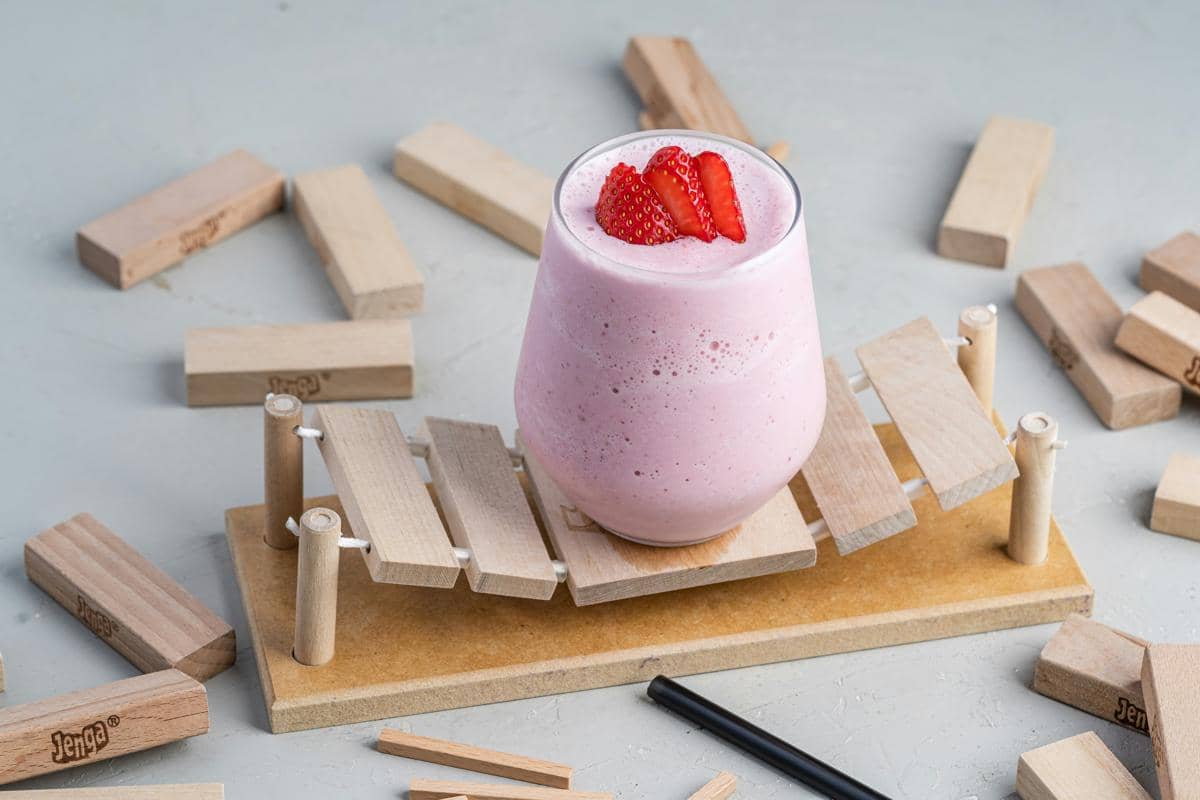 Resep Strawberry Milkshake Creamy ala Kafe, Cuma 4 Bahan!