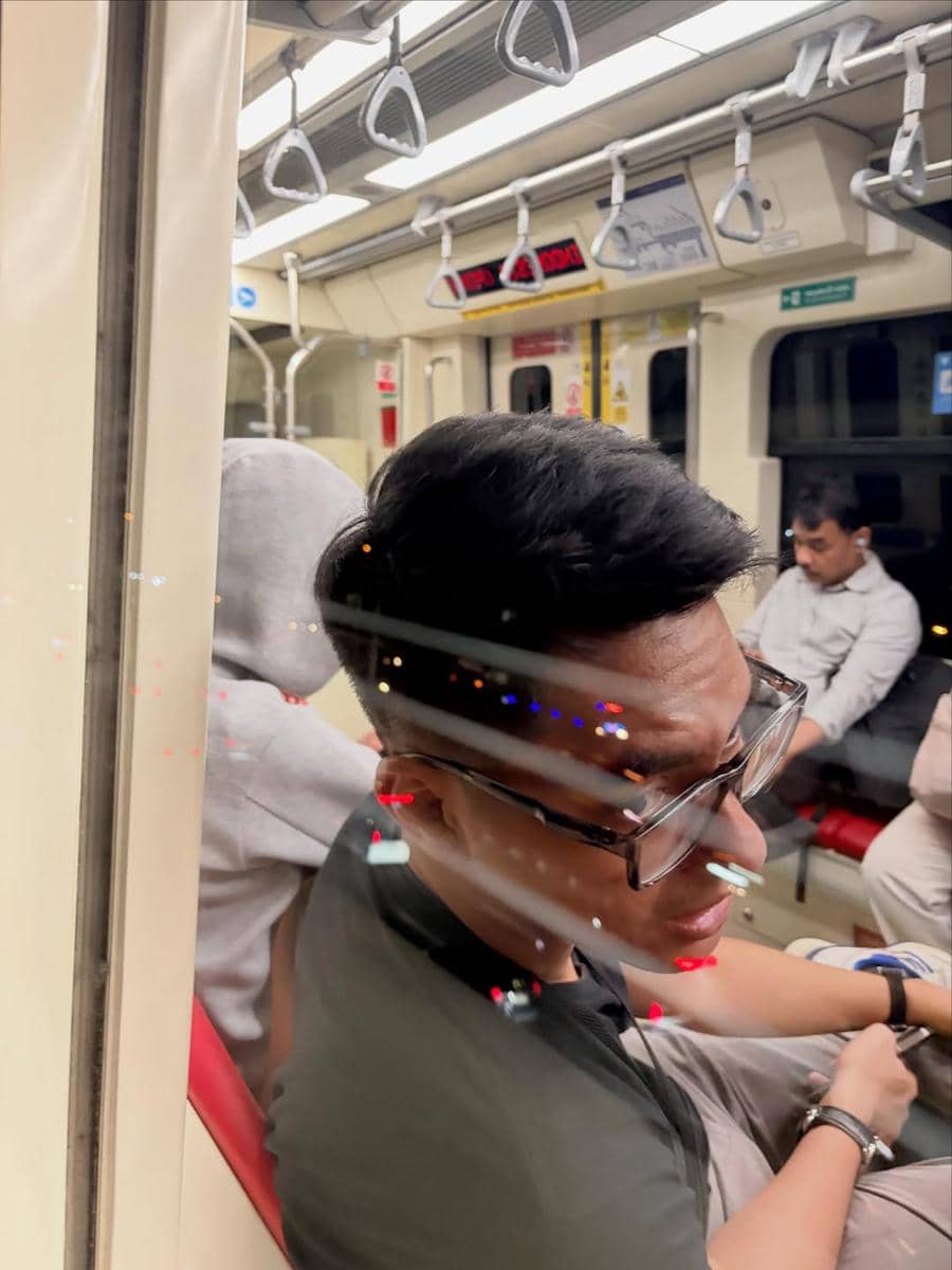 Mytha Lestari dan keluarga jalan-jalan ke TMII