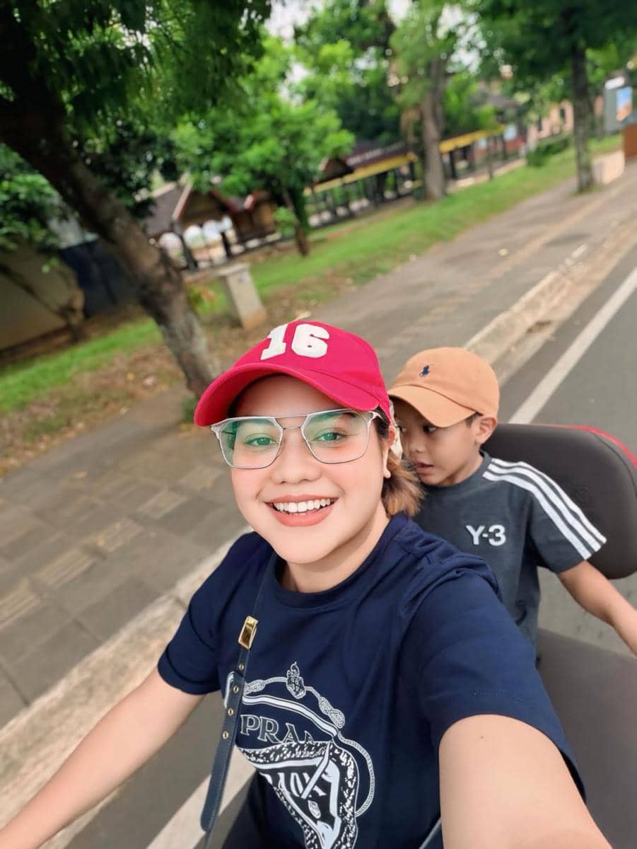 Mytha Lestari dan keluarga jalan-jalan ke TMII