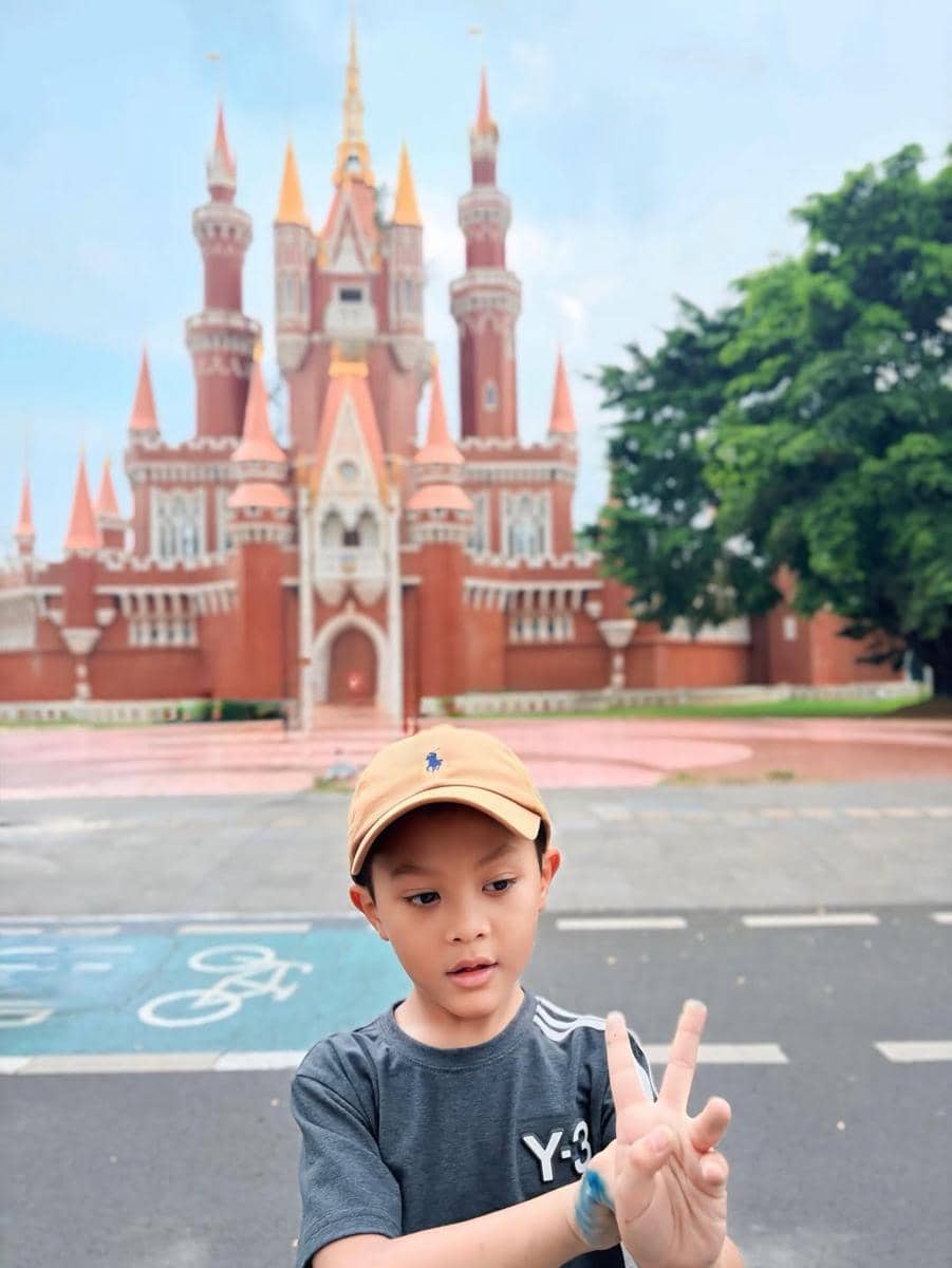 Mytha Lestari dan keluarga jalan-jalan ke TMII