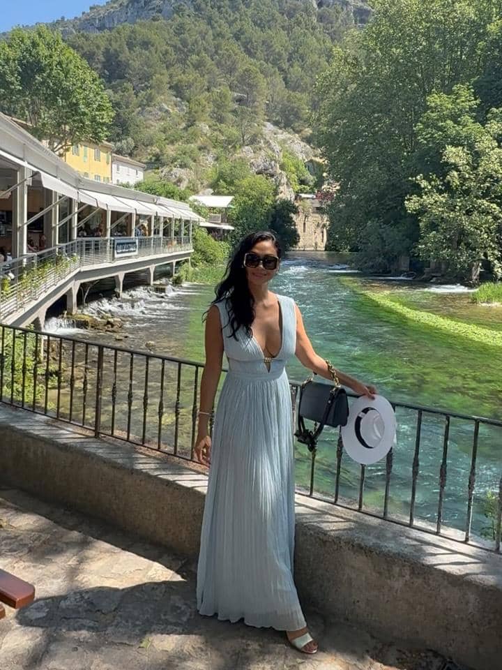 Indah Kalalo liburan di desa Fontaine de Vaucluse