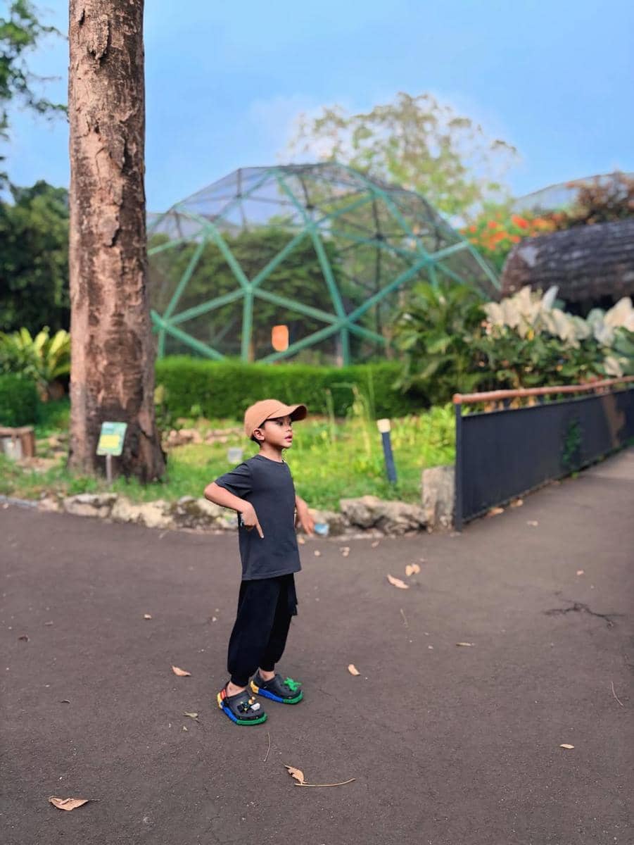 Mytha Lestari dan keluarga jalan-jalan ke TMII