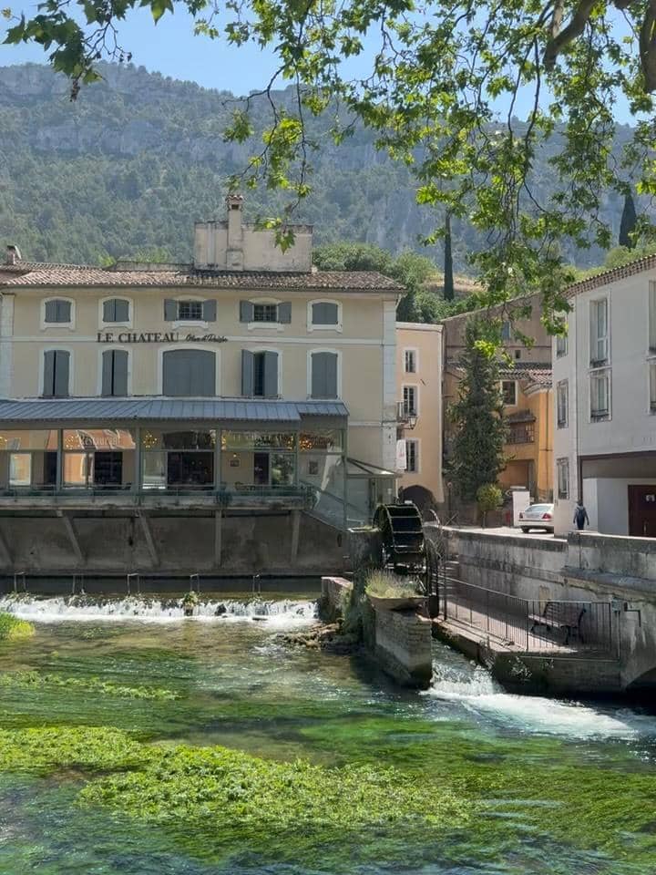 Indah Kalalo liburan di desa Fontaine de Vaucluse