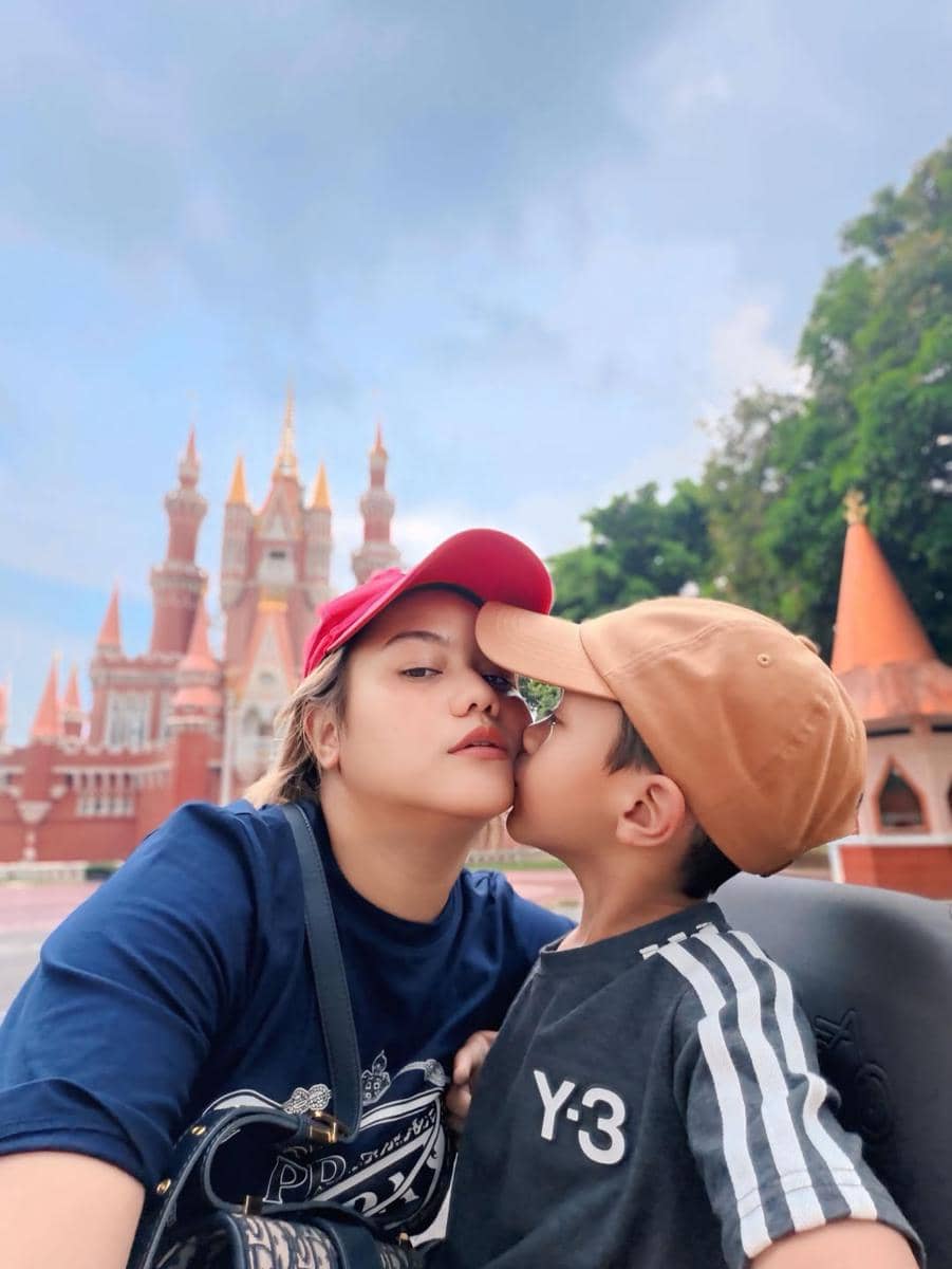 Mytha Lestari dan keluarga jalan-jalan ke TMII