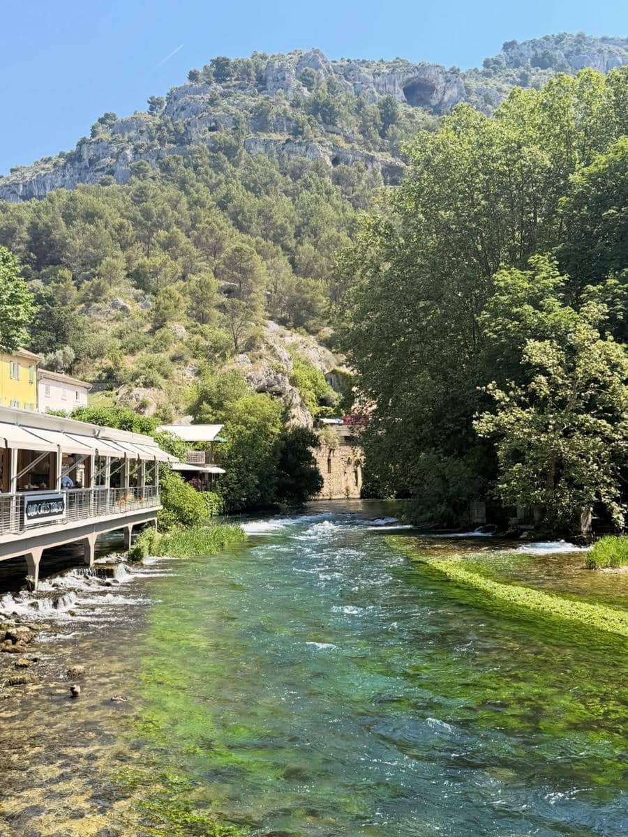 Indah Kalalo liburan di desa Fontaine de Vaucluse
