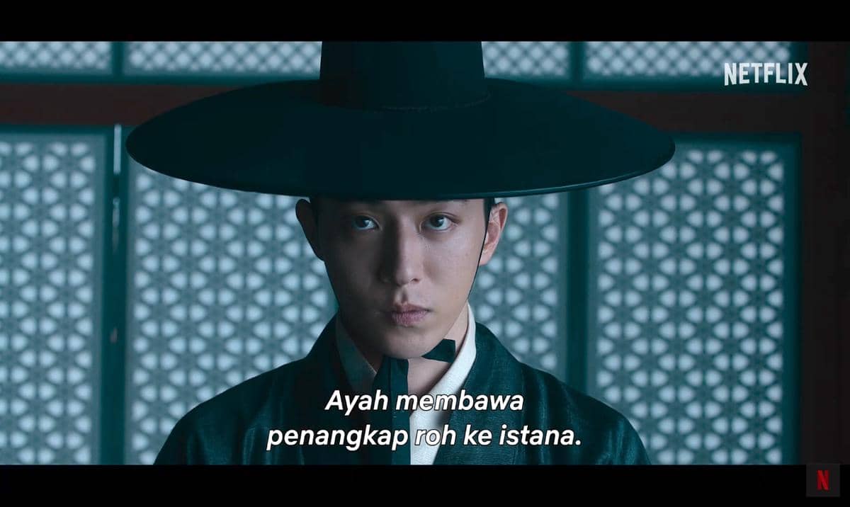 Seorang pria mengenakan hanbok tradisional Korea dan gat hitam dalam cuplikan teaser drama The East Palace di Netflix.