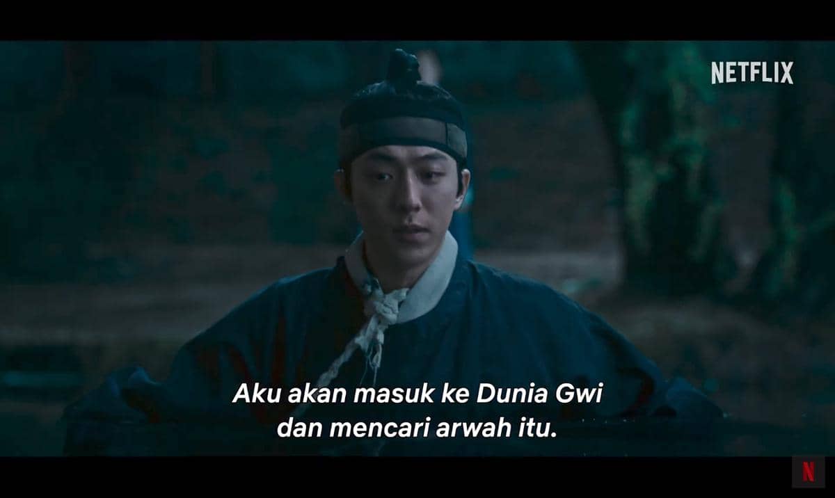 Seorang pria mengenakan pakaian tradisional Korea berdiri di malam hari dalam cuplikan teaser drama The East Palace di Netflix.