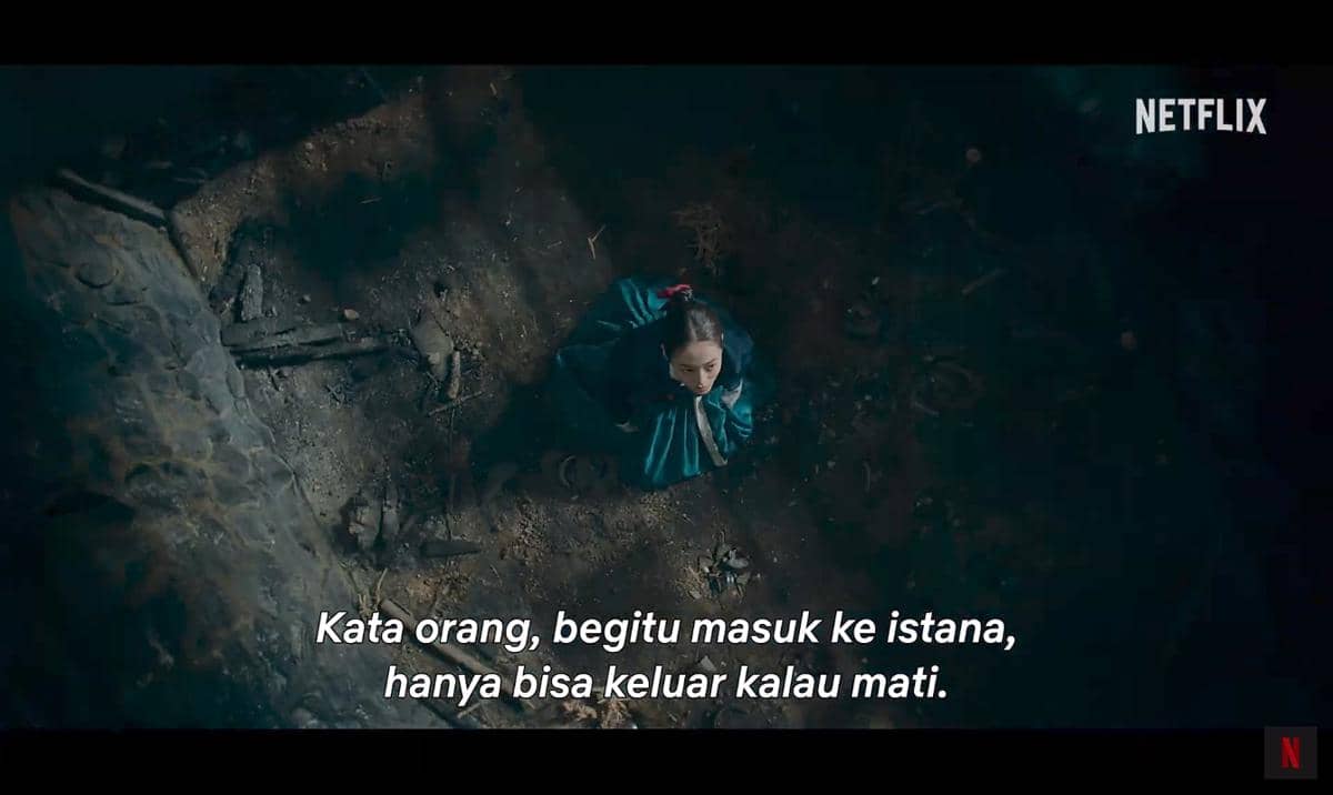 Seorang perempuan mengenakan hanbok biru terlihat dari atas di lokasi gelap dalam cuplikan teaser drama Korea The East Palace.