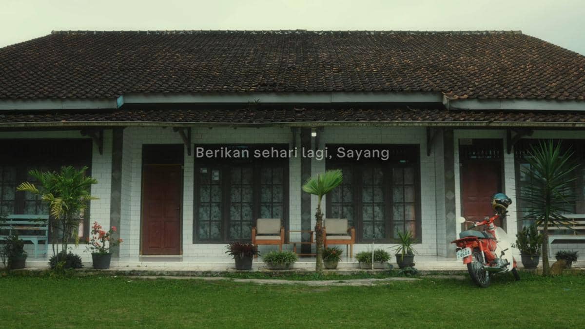 cuplikan video lirik "Tulang Punggung"