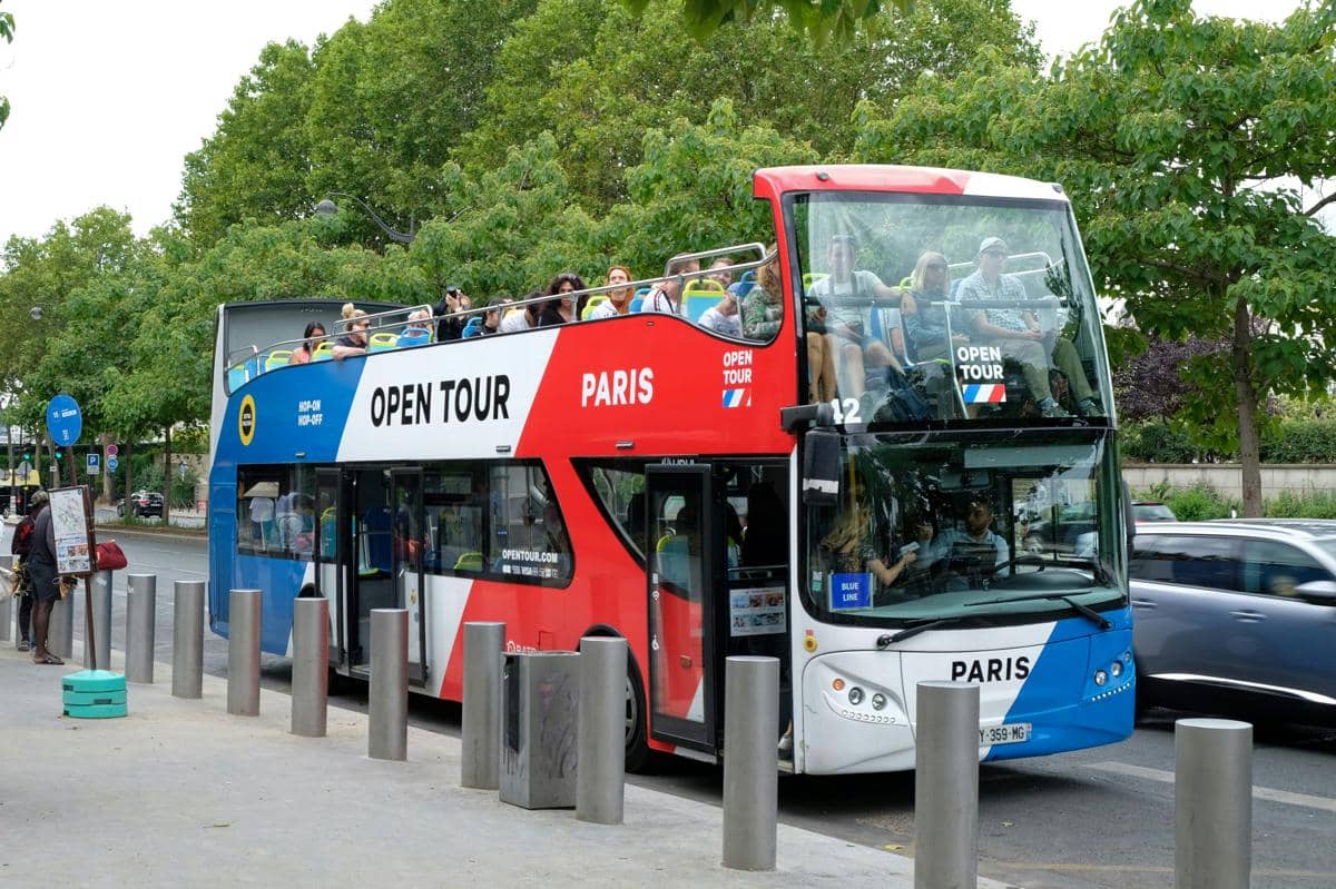 ilustrasi naik bus