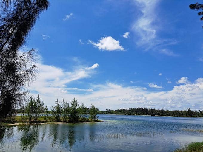 panorama danau di Amelia Earhart Park 