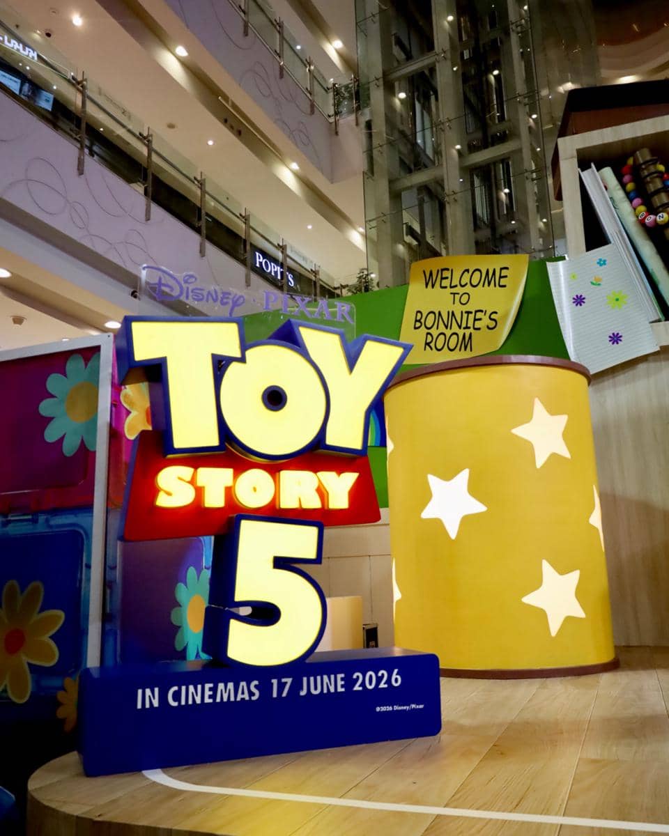 Instalasi promosi Toy Story 5 dengan dekorasi warna-warni dan tulisan jadwal rilis di Central Park Mall Jakarta.
