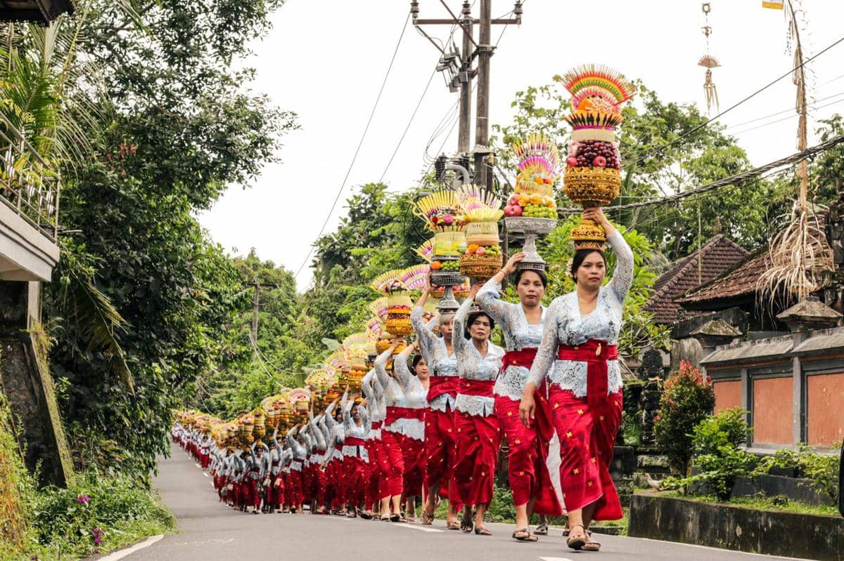 Barisan perempuan Bali membawa gebogan untuk perayaan Galungan
