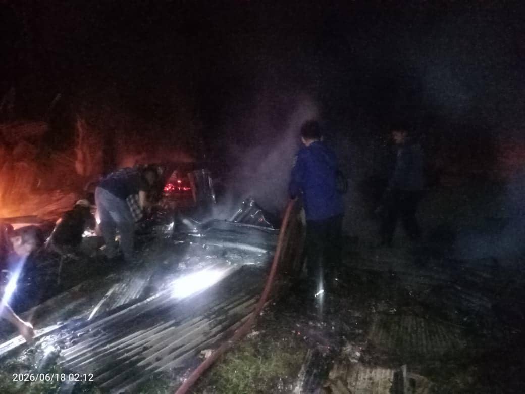 Kebakaran rumah di di Dusun Sakeang, Desa Benteng Gajah, Kecamatan Tompobulu, Maros, Kamis (18/6/2026) dini hari. Dok. Damkarmat Maros