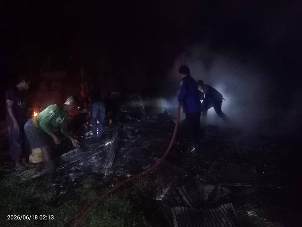 Kebakaran rumah di di Dusun Sakeang, Desa Benteng Gajah, Kecamatan Tompobulu, Maros, Kamis (18/6/2026) dini hari. Dok. Damkarmat Maros