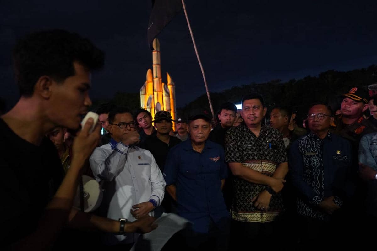 Demonstran Tolak Kehadiran Seorang Dewan di Tengah Unjuk Rasa di Pontianak