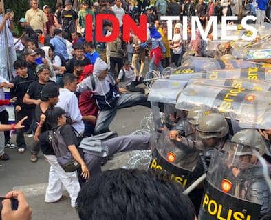 Ekseksusi Hotel Sultan Ricuh, Massa Lempar Botol dan Batu ke Aparat