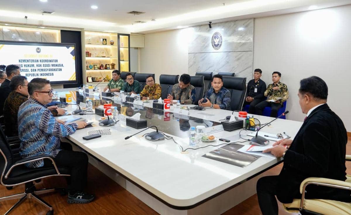 Yusril Janji Lapor Tuntutan BEM SI ke Prabowo, MBG Jadi Sorotan