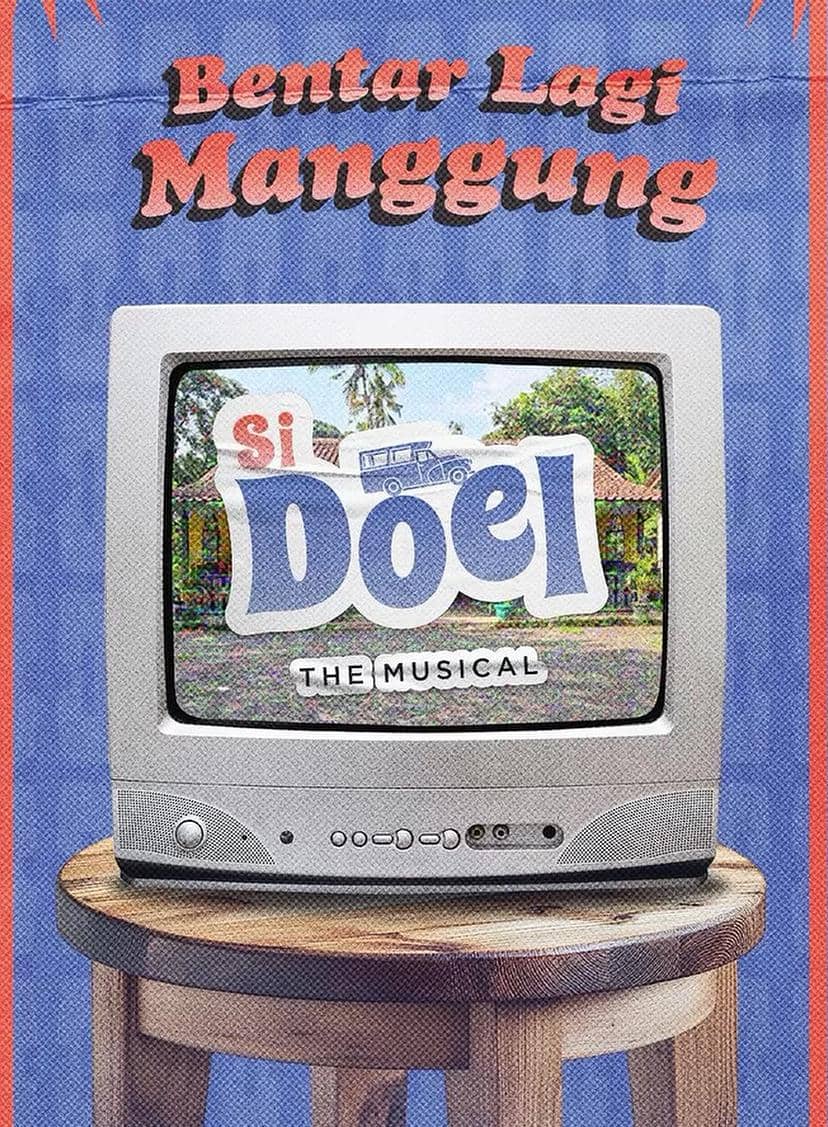 Poster pertunjukan Si Doel The Musical dengan gambar televisi di atas meja kayu dan tulisan 'Bentar Lagi Manggung'.