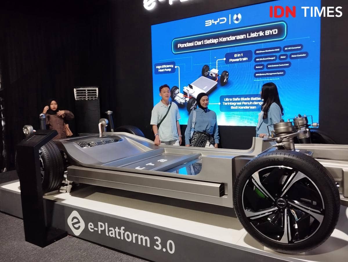 Pengunjung melihat teknologi baterai di BYD Tech Culture Fest 2026 di Semarang. (IDN Times/Dhana Kencana)