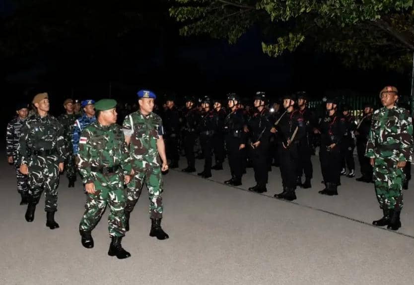 Prajurit TNI mengikuti apel gelar pasukan di KOREM 161/Wira Sakti Kupang untuk pengamanan kunjungan Wakil Presiden ke Ende.