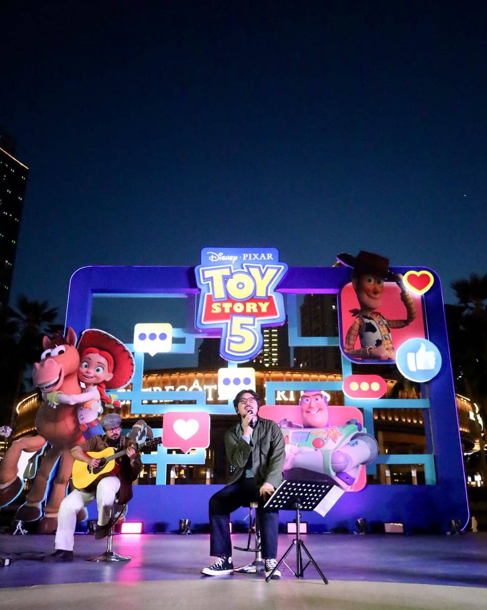 Panggung instalasi Toy Story 5 di Central Park Mall Jakarta dengan dekorasi karakter Woody, Buzz Lightyear, dan Jessie serta penampilan musik langsung.
