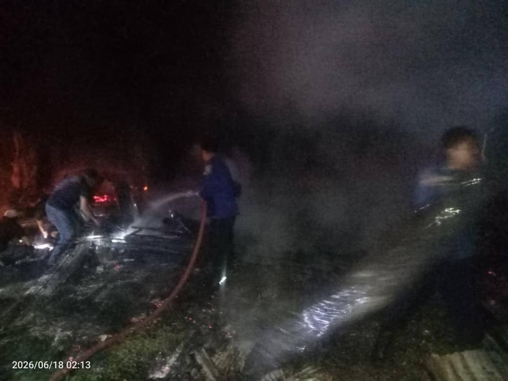 Kebakaran rumah di di Dusun Sakeang, Desa Benteng Gajah, Kecamatan Tompobulu, Maros, Kamis (18/6/2026) dini hari. Dok. Damkarmat Maros