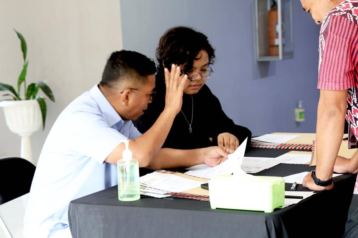 Andra soni antar putranya mengambil rapor sekolah (Dok. Pemprov)
